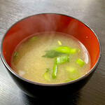 Oshokujidokoro Chigura - 熱々のお味噌汁はなめことかき菜。お出汁がきいていて美味しい〜♪̊̈♪̆̈