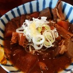 Omo Ya - もつ煮込み定食(大) 800円、もつ煮込みになります