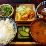 おもや - もつ煮込み定食(大) 800円、鶏のから揚げ(2個) 250円