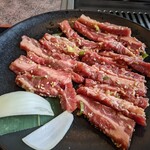 安楽亭 - 青椒肉絲のみたいな細切り
            ピーマンとかと食うなら良いんだけど
            肉食ってる感が希薄なのよね(ﾉД`)