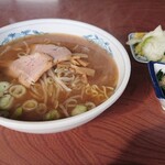 187628391 - 醤油ラーメン700円(ゴマだれほうれん草・白菜漬け付き)