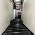 甲州車屋 - 地下にあります。晩御飯難民の方、ぜひ。難民じゃなくても是非。