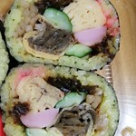 道の駅 吉野ヶ里 さざんか千坊館 - こちらもクセになる味の具沢山太巻き。