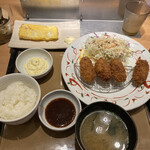 Yayoi Ken - かきフライ定食、タルタルソースと甘めのソース付