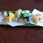 そば処 安留賀 - お目当ての天麩羅盛り合わせ。見た目も天婦羅やさんのように美しい。お味もうす衣でカラッと揚がって美味しかったです。