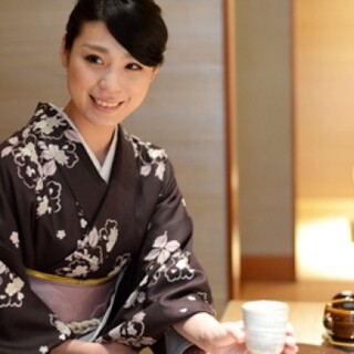 Seasonal meals and hospitality by kimono-clad staff