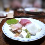Shunwo Moru Watanabedoori Keiji - ◆腰長鮪、槍烏賊、縞鰺の昆布〆・・お皿が素敵。ツマがお魚ごとに変えられているのは、丁寧でいいですね。