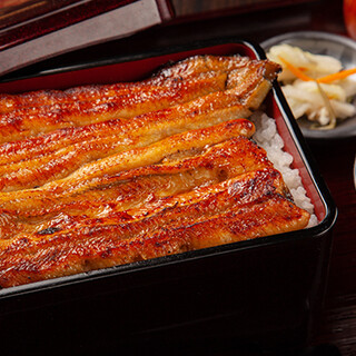 秘傳醬汁是關鍵的絕品鰻魚盒飯。也可以打包帶走