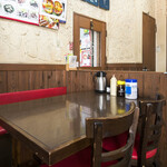 Tenya Wanya Okonomiyaki - 壁際のテーブル席