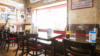 Tenya Wanya Okonomiyaki - 窓際のテーブル席