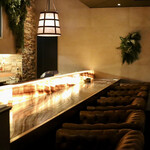 ONE on ONE - 大理石のカウンター席