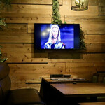 ONE on ONE - モニターのあるテーブル席