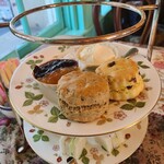 北浜レトロ - 中段はスコーン