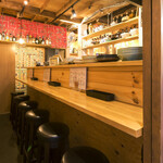 酒と辛味 のそのそ - カウンター内観外から