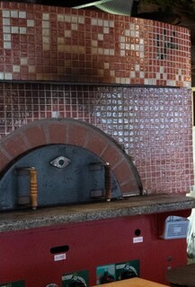Osteria al Ponte - ピザを焼き上げる石窯。カウンターからピザ作りの風景が見れます。