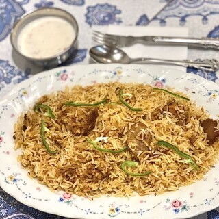 ランチで人気の「チキンビリヤニ」をご堪能ください。