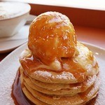 ホシカワカフェ - パンケーキ クラシック（400円）はバニラアイスがのせられてキャラメールソースがかけられています