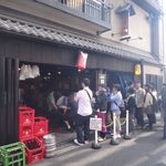 いせや総本店 - 店内飲食待ちの列