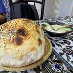 Cappadocia Restaurant - Fumus（フムス、奥）とLavash（ラヴァシュ、手前）(2022/8)