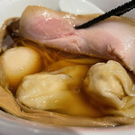 ラーメン屋 トイ・ボックス - チャーシューの下にワンタン2個と味玉