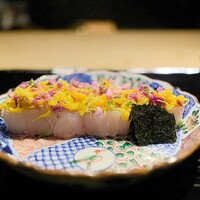 富小路 やま岸 - トロサワラの炭火の炙り焼き。菊花と穂紫蘇を散らして。
