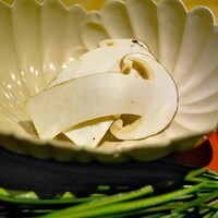 富小路 やま岸 - 松茸を大きく切って、下には飯蒸し。青ゆずの香り散らして。