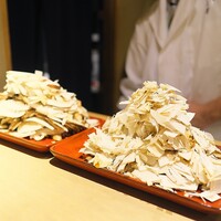 富小路 やま岸 - 木くずを切った山じゃないよ（笑）  今スライスしたばかりの松茸の山盛りです！