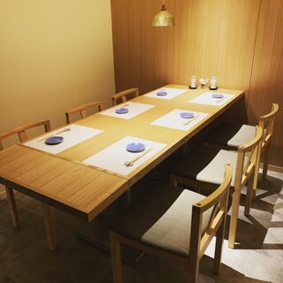 暖簾で区切られた半個室6席。3名様からご利用可。お電話でご予約ください。