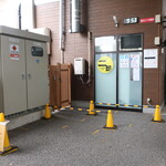 ラーメン二郎 - 店外のウェイティングスペース