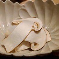 富小路 やま岸 - ①松茸(和歌山県高野山産、朝獲れ)の飯蒸し、百合根入り、削り青柚子皮を振って
                    朝獲りの松茸の薫りが立ち昇り鼻腔を擽ります
                    小さく刻んだ百合根が一瞬硬い食感を感じさせるも、直ぐに溶けて消える。絶妙です