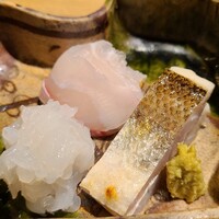 富小路 やま岸 - ⑤真鯛(兵庫県明石産、直前〆30分寝かせ)
                    
                    ⑥剣先烏賊(長崎県産、3日寝かせ)
                    
                    ⑦炭火炙り叺(正式名:赤叺、千葉県産)