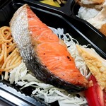 弁当・軽食 花 - ぶあつい鮭がメイン！