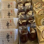 湖月堂 - 料理写真:中には栗饅頭と祇園太鼓と楽々もなかの銘菓が入ってました。