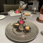 ASAHINA Gastronome - 毛蟹のエフィロシェ ビーツのメレンゲ、プレスキャビアのラメル アンチョビのタルトレット