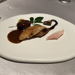 ASAHINA Gastronome - ヴォージュ産鶉＆ウイスキーオーク 胸肉をしったりロティし、ウイスキーオークで風味を纏わせた腿肉のグリエ