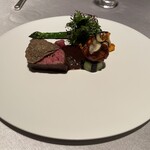 ASAHINA Gastronome - 黒毛和牛＆グリーンアスパラガス 低音調理しロースト、リ・ド・ヴォーのキャラメリゼ トリュフのクルートを纏ったグリーンアスパラガス