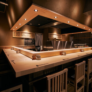 [Watch the master's skills right before your eyes] The counter is fun and immersive, perfect for a date.