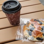 ベーカリー 麦の四季 - コーヒー＋黒豆パン=400円