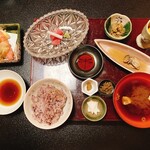 平花とんぼ - おまかせプレートランチ(古代米 お味噌汁 本マグロのお刺身 野菜と海老の天ぷら 牡蠣の煮物 あさりのしぐれ煮 かぼちゃクリーム じゃこの佃煮 金山寺味噌 お漬物)