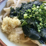 谷本うどん - シンプルなかけうどんに生姜プラス。
      爽やかで美味しいよ。