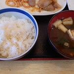 Bishoku Kicchin Fu Ji Ji - お代わりしたご飯とお味噌汁
                      後入れの揚げが汁で煮られてれば匂いはしなかっただろう