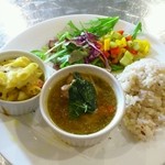 18767072 - 本日のプレート・日替わり３種盛り雑穀米・サラダ付き
                      