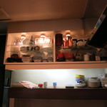 青華こばやし - カウンター奥の器たち