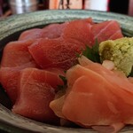 庄や - まぐろは肉厚。赤身の美味しいヤツ。まぐろの種類は注意して見てないからわかんない(笑)ガリはお寿司屋さんのガリ。お茶も回る方のお寿司屋さんのお茶だった。