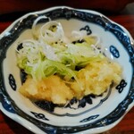 丸千葉 - かつお刺にはねぎ、しょうが、にんにくがついてきます。