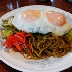 丸千葉 - 焼きそばに、目玉焼きを載せてもらう。人気の組合せ♪