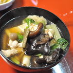 出羽屋 - 山菜鍋 うど、ふき、まいたけ、なめこ、ぜんまい、きくらげ、しめじ、しいたけ、うるい、こうやどううふ、鶏肉