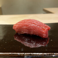 鮨 こう介 - 大トロ：北海道の166キロのまぐろ。 　表裏に50の包丁を入れ、筋をピンセットでとるなど一手間二手間かけてます。 　口に入れると、柔らかくとろける。