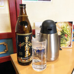 紅葉亭 - 黒霧島900mlボトル2,980円。寒くなってきたのでお湯割りで