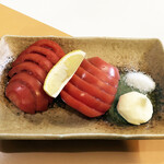 紅葉亭 - 冷トマト390円。レモンをつけてもらいました。トマトにレモンをかけるとワンランクアップのおつまみになりますよ！